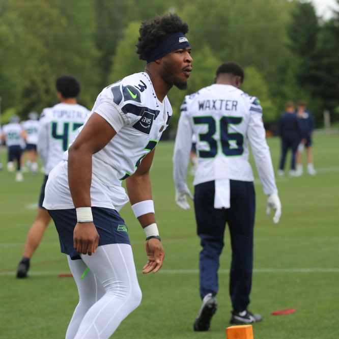 seahawks Emmawori-looking-to-the-side
